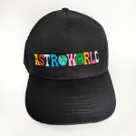 Vista Frontal del Jockey Bordado con el diseño de Astroworld 