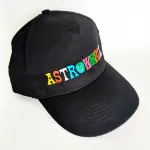 Vista lateral del Jockey Bordado de Astroworld