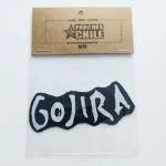 Empaque con el parche de Gojira dentro