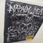 Empaque plastico transparente con la espaldera diseño de Napalm Death dentro