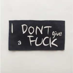 I Dont Give a Fuck Parche estampado personalizado blanco sobre tela negra